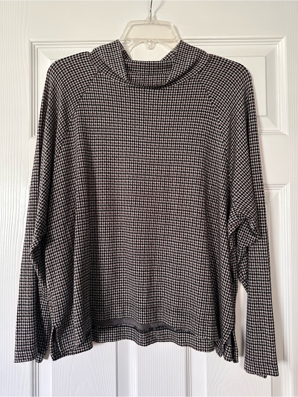 Lou and Grey Houndstooth Long Sleeve Top